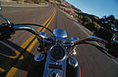 Blick über die Lenkstange einer Harley Davidson auf den Highway, USA, Nordamerika, Amerika