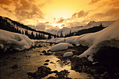 Winterlandschaft mit Bachlauf bei Sonnenuntergang, Landschaft, Natur