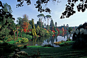 Blick auf Bäume und See im Sheffield Park Garden, Sussex, England, Grossbritannien, Europa