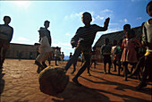 Kinder spielen Fussball, Berangotra, Madagaskar