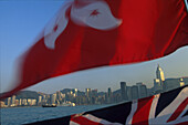 Alte und neue Hong Kong-Flagge Hong Kong Skyline