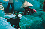 Herstellung von Fischernetzen, Nha Trang Vietnam