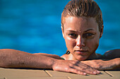 Frau/ Portrait, im Swimmingpool