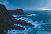 Leuchtturm an Steilküste, Sutherland, Schottland, Großbritannien