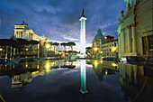 Piazza Venezia mit Wasserspiegelung in Abendstimmung, Rom, Italien