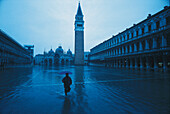 Mann mit Regenschirm auf dem Markusplatz bei Hochwasser, Venedig, Italien, Europa