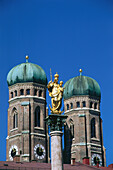 Mariensäule mit Frauenkirche, München, Deutschland