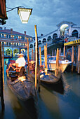 Rialto Brücke mit Gondeln am Abend, Venedig, Italien, Europa