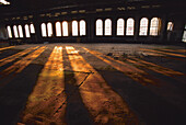 Sonnenlicht fällt in leere Fabrikhalle
