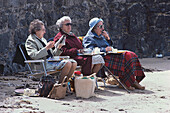 Alte Frauen am Strand, Porthmadog, Wales, Großbritannien
