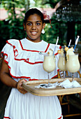 Kellnerin, Casa Ce Campo, La Romana, Dominikanische Republik