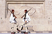 Evzonen Garde vor dem Grabmal des unbekannten Soldaten, Athen, Griechenland, Europa