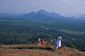 Menschen blicken auf Monsunwald und Sigiriya Felsen, Sigiriya, Sri Lanka, Asien