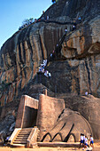 Menschen an den Löwen Stufen des Sigiriya Felsen, Sigiriya, Sri Lanka, Asien