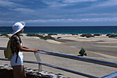 Frau geniesst den Meerblick, Playa del Ingles, Gran Canaria, Kanarische Inseln, Spanien