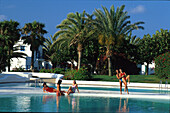 Club Aldiana, Pool mit jungen Leuten, Fuerteventura, Kanarische Inseln Spanien, Europa