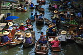 Menschen in Booten, Schwimmender Markt, Bangkok, Thailand, Asien
