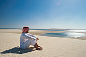 Mann in der Wüste, Mann schaut ins weite Wüstenlandschaft, Katar, Vorderasien, Asien