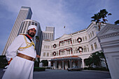 Tuersteher im Raffles Hotel, Singapur