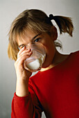 Mädchen trinkt Milch, Kinder People