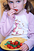 Mädchen isst Erdbeeren