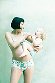 Schwangere Frau spielt mit ihrer Tochter