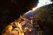 Zwei Wanderer beim Abstieg zu den Wentworth Falls, Blue Mountains, New South Wales, Australien