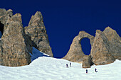 Eine Gruppe Menschen beim Skifahren, Winterlandschaft, Tignes, Savoie, Frankreich