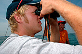 Mann mit Fernglas, Bodensee, Bayern, Deutschland