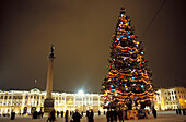 Beleuchteter Weihnachtsbaum am Dwortsowaja Platz, St. Petersburg, Russland
