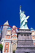 Das Hotel New York New York unter blauem Himmel, Las Vegas, Nevada, USA, Amerika