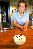 Kellnerin mit Tasse Kaffee, Terrasen, Djürgarden, Stockholm, Schweden
