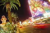 Blick auf den beleuchteten Las Vegas Boulevard bei Nacht, Las Vegas, Nevada, USA, Amerika