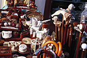 Antiquitäten auf dem Markt in London, Spazierstöcke, Portobello Road, London, England, Großbritanien