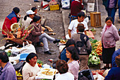 Menschen auf dem Market in Puerto Montt, Chile, Südamerika, Amerika