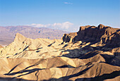Sonnenbeschienenes Gebirge unter blauem Himmel, Zabriskie Point, Death Valley, Kalifornien, USA