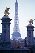 Der Pont Alexandre III und Eiffelturm, Architekt Gustave Eiffel, Paris, Frankreich