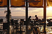 Paar im Café des King David Hotel bei Sonnenuntergang, Tel Aviv, Israel, Naher Osten, Asien