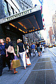 Menschen vor dem Kaufhaus Bloomingdale's, Manhattan, New York, USA, Amerika