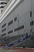 Queen Mary 2, Gangways in Fort-de-France, Queen Mary 2, QM2 Martinique, Passgiere verlassen die QM2 ueber Gangways Buch S. 158