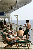 Queen Mary 2, Passengers on deck 07, Queen Mary 2, QM2 Passagiere sonnen sich auf Deck 07.