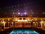 Beleuchtetes Deck mit Pool, Kreuzfahrtschiff Queen Mary 2