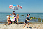 Eisverkäufer mit Kindern, Strand von Darß, Fischland-Darß-Zingst, Mecklenburg Vorpommern, Deutschland