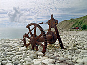 Verrosteter Gegenstand am Strand, Seaside near Church Ope Cove, Suedkueste, England, Grossbritannien