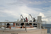 Queen Mary 2, Board band & Pool zone, Queen Mary 2, QM2 Die Bordband spielt in der Poolzone am Heck des Schiffes