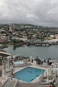 Queen Mary 2, View to Fort-de-France, Martinique, Queen Mary 2, QM2 Anleger fuer Kreuzfahrtschiffe im Hafen von Fort de France, Martinique. Blick vom Heck des Schiffes