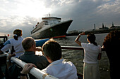 Schaulustige bei der Queen Mary 2 im Hafen Hamburg