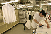 Queen Mary 2, Only Chinese working in the laundry, Queen Mary 2, QM2 In der Wäscherei arbeiten ausschliesslich Chinesen.