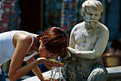 Junge Frau trinkt Wasser an einem Brunnen, Fontana di Popolo, Piazza del Duomo, Amalfi, Campania, Italien, Europa
