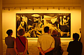 Menschen betrachten ein Gemälde im Museum, Centro Arte Reina Sofia, Madrid, Spanien, Europa
